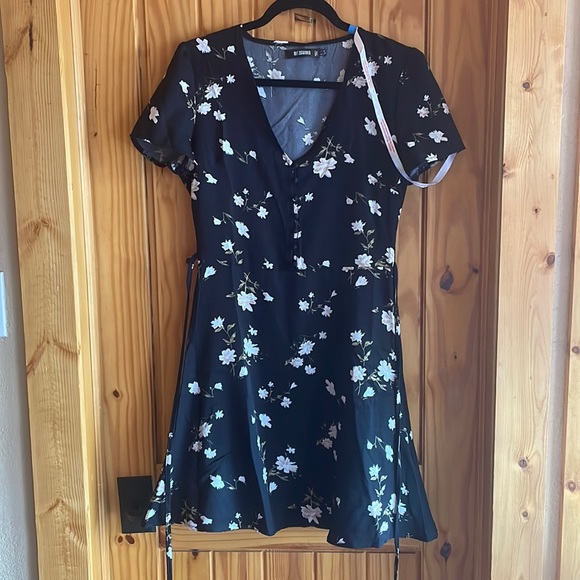 MISSGUIDED Half Button Tea Dress Ditsy Floral - Picture 2 of 7